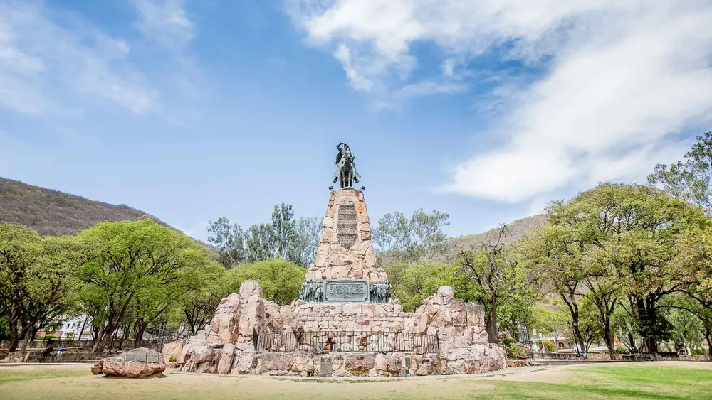 5_salta_capital_monumento_a_guemes_web_viajaxarg_1 (1)