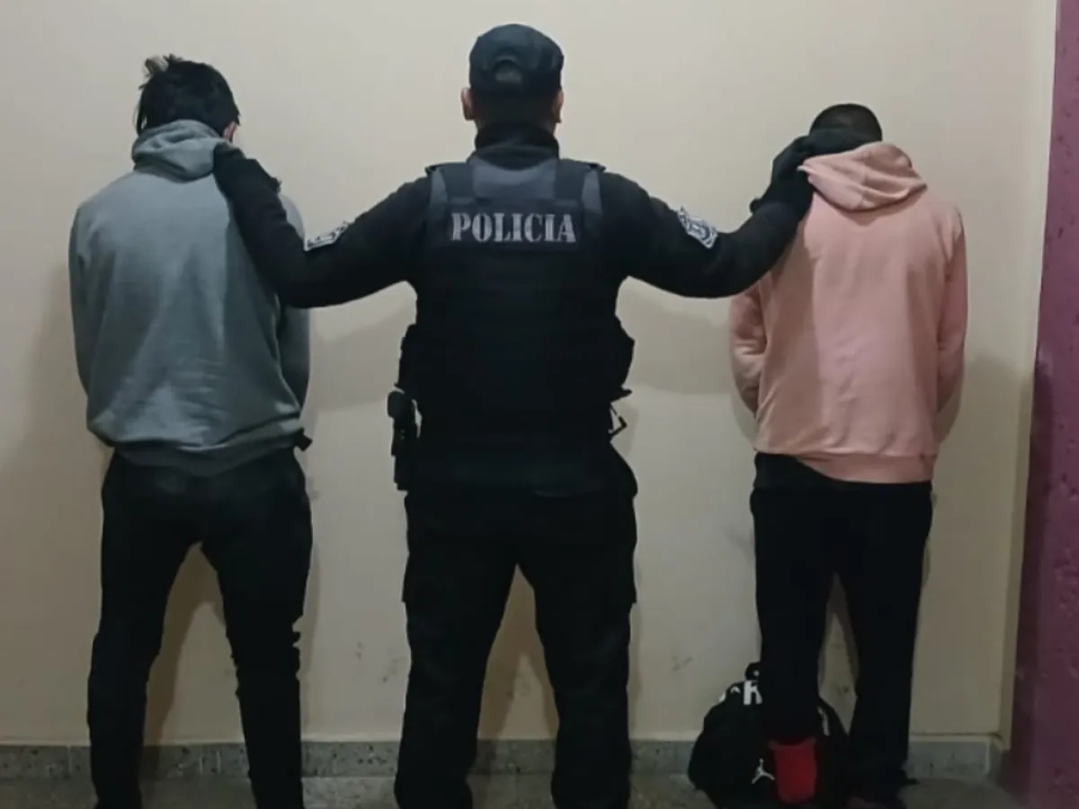 70585-dos-hombres-fueron-detenidos-tras-ser-descubiertos-sobre-los-techos-de-viviendas-en-barrio-union