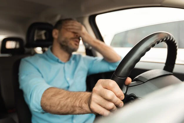 hombre-cansado-sentado-auto-atascado-atasco-trafico_116547-24752